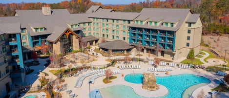 SisÀuima-allas, kauden mukainen ulkouima-allas, aurinkotuoleja