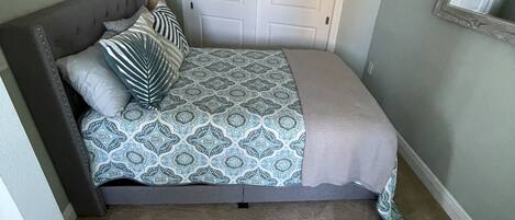 2 bedrooms, iron/ironing board, WiFi, bed sheets