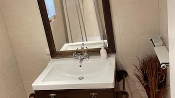 Douche, sĂšche-cheveux, serviettes fournies, savon