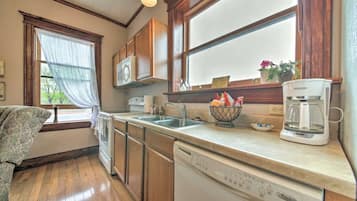 Shaman Suite | Private kitchen | Full-size fridge, microwave, oven, stovetop