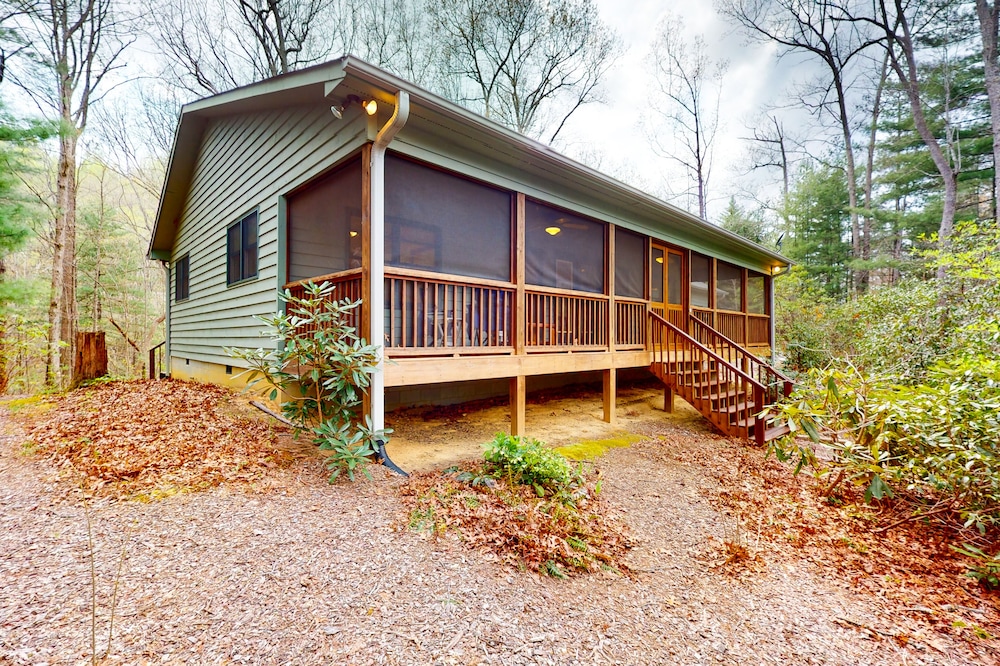Mountainside abode with a wood stove, firepit, grill, sunroom, AC, and W/D