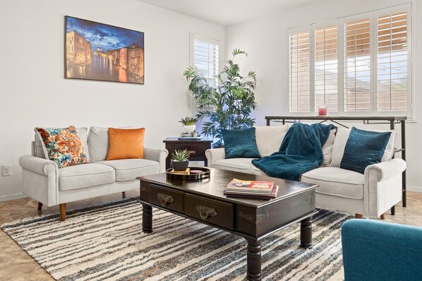 Smart-TV, Kamin, Videospiele, Bücher