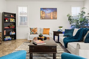 Una Smart TV, una chimenea, videojuegos, libros
