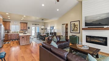 TV connectée, cheminée, écrans d'ordinateur