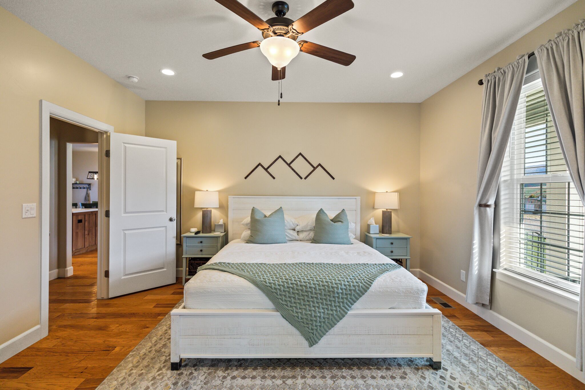 3 chambres, coffres-forts dans les chambres, bureau