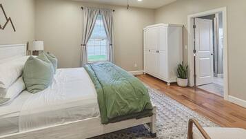 3 Schlafzimmer, Zimmersafe, Schreibtisch, Bügeleisen/Bügelbrett