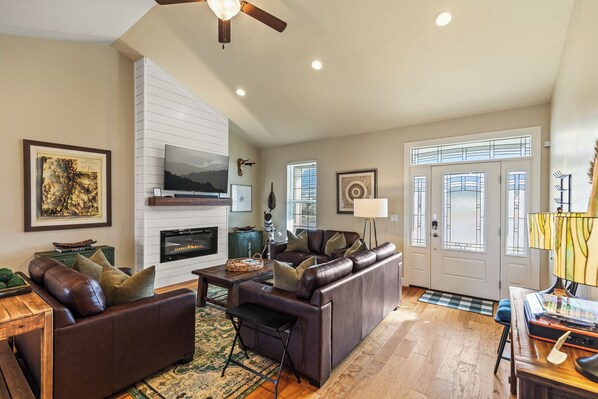 Smart TV, fireplace, computer monitors