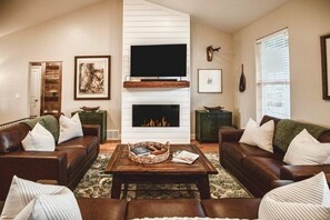 Smart TV, chimenea y monitor de computadora 