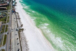 Beach nearby - Luxurious Condo with Zero Entry Pool & Gated Beach (Miramar Beach)