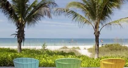 ArtSea2. 2BR · Upstairs Retreat w/Ample Parking | Near Beaches & LECOM