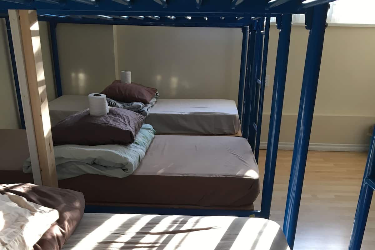1 bedroom, bed sheets