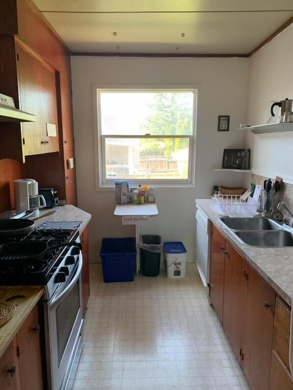 Private kitchen - Vancouver Backpacker House  (Burnaby)
