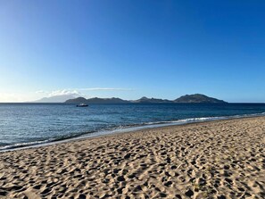 På stranden