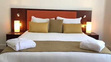 Caja de seguridad en la habitación y tabla de planchar con plancha