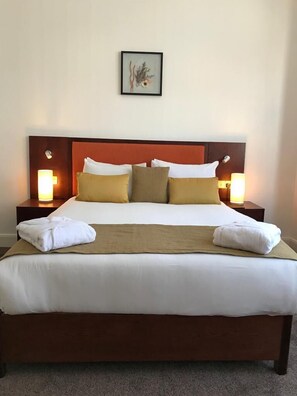 Quarto casal club | Cofres nos quartos, ferros/tábuas de passar roupa, Wi-Fi de cortesia