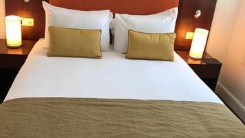 Caja de seguridad en la habitación y tabla de planchar con plancha