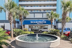 Un edificio con un cartel que dice "BOARDWALK" y el número 2300.