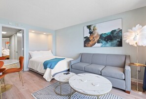 1 habitación y tabla de planchar con plancha 