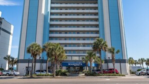 Un hotel di media altezza con facciata simmetrica, caratterizzato da un ingresso centrale e numerosi balconi.