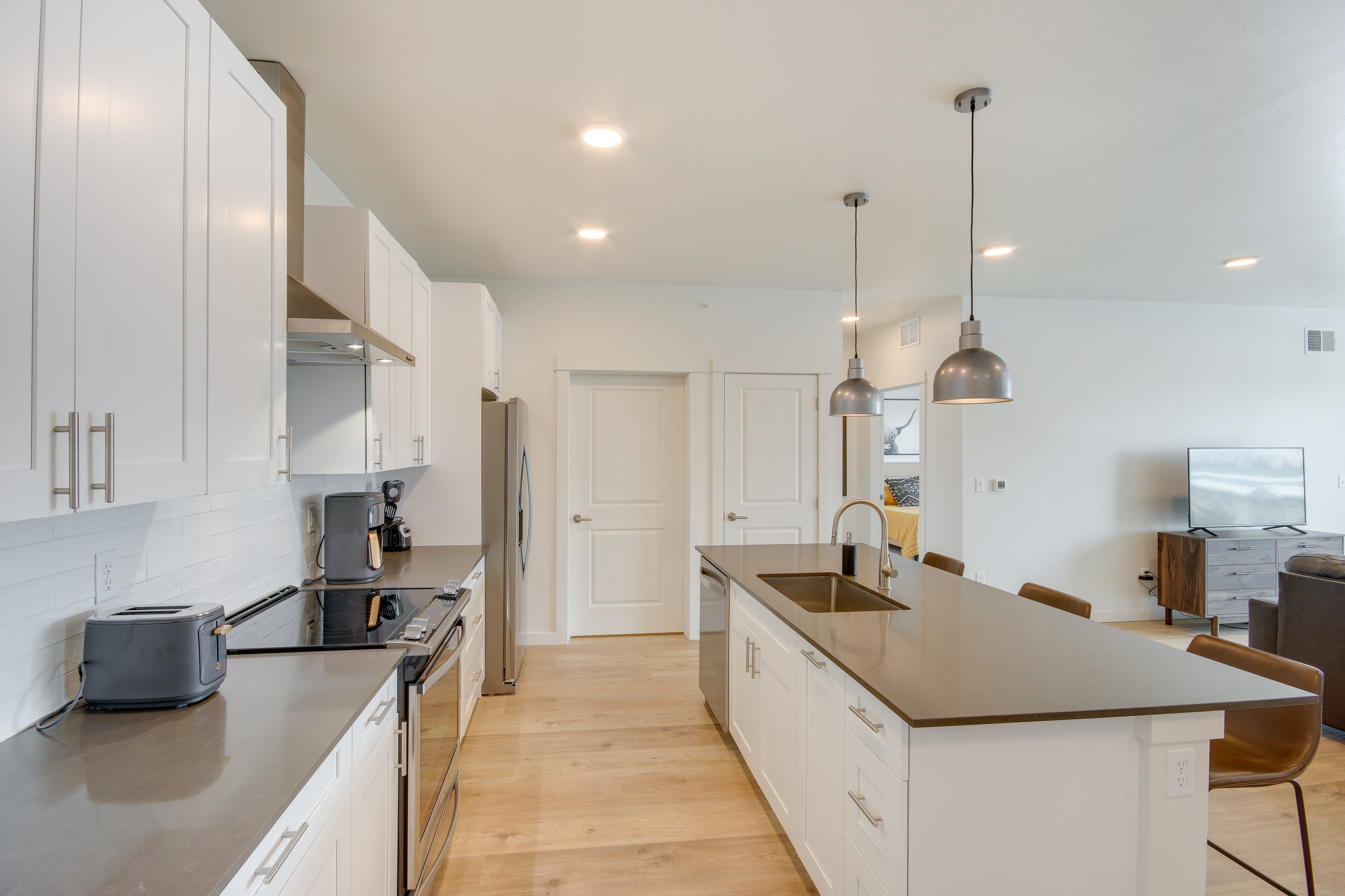 Livingston Condo w/ Balcony - 2 Mi to Downtown!