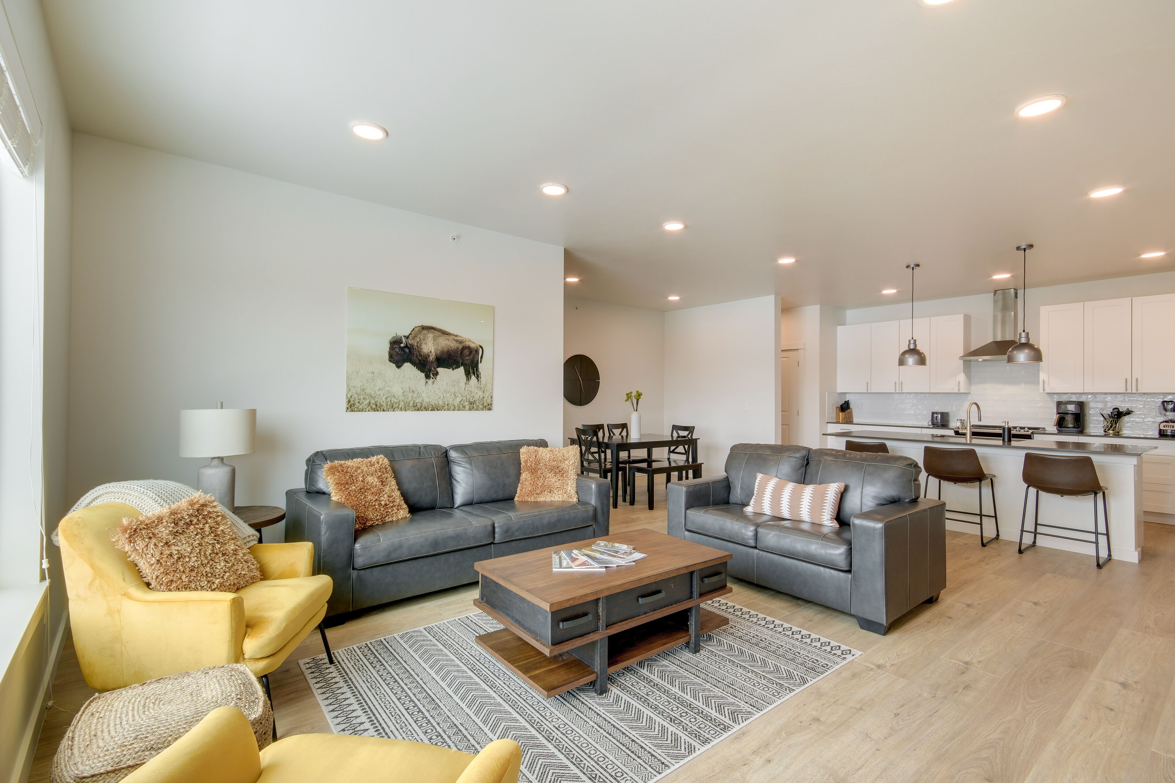 Livingston Condo w/ Balcony - 2 Mi to Downtown!