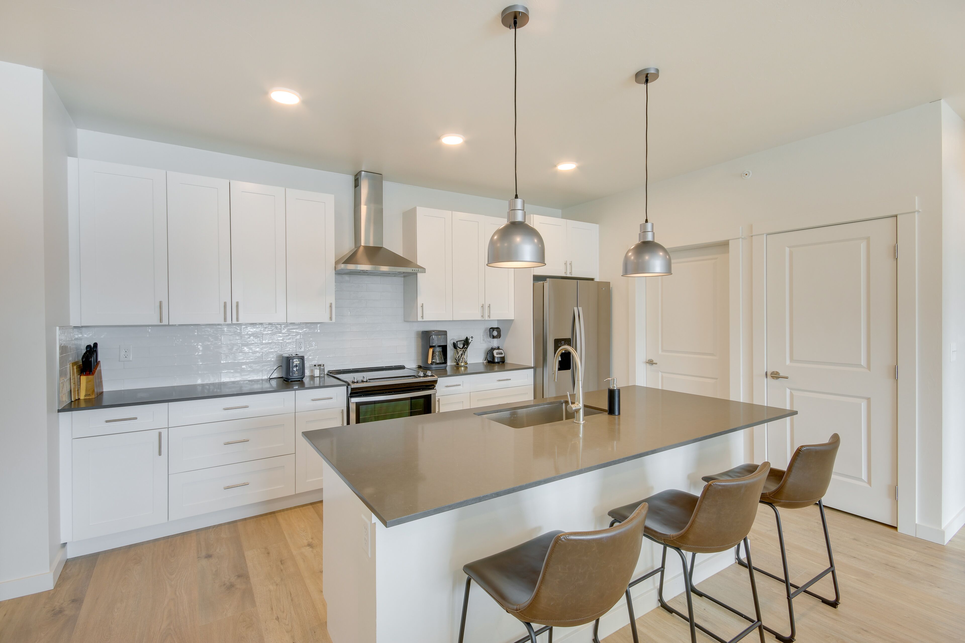 Livingston Condo w/ Balcony - 2 Mi to Downtown!