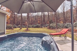 Outdoor spa tub - Unique and cozy 2BD cottage in Laurel Highlands (Normalville)