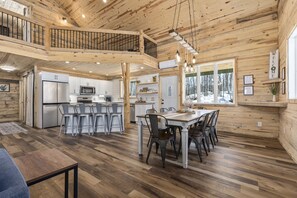 Dining - Boulder Ridge - Private Rustic 3BR Cabin (Longville)