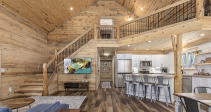 Boulder Ridge - Private Rustic 3BR Cabin