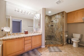 Ensemble douche/baignoire, sèche-cheveux, serviettes fournies