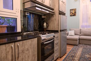 Kühlschrank, Mikrowelle, Ofen, Herdplatte