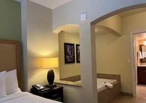 2 chambres, coffres-forts dans les chambres, bureau