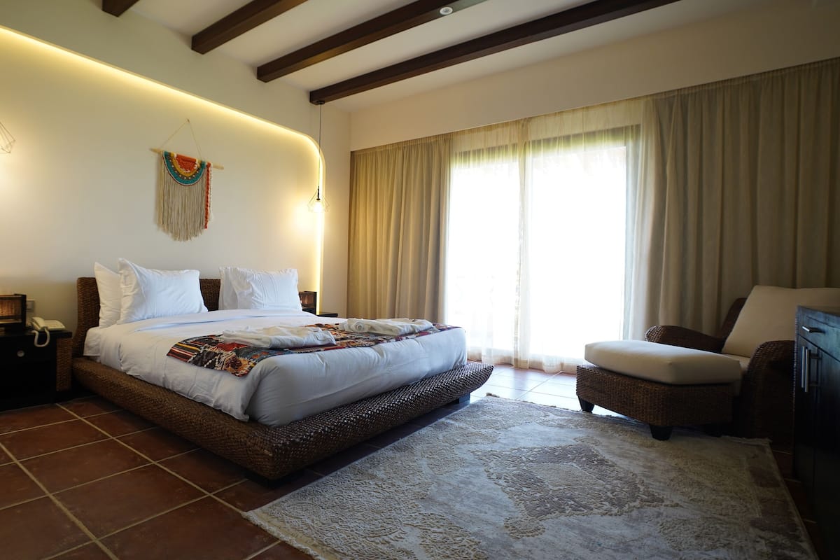 deluxe double room, sea view | 1 bedroom, minibar, in-room safe, individually furnished