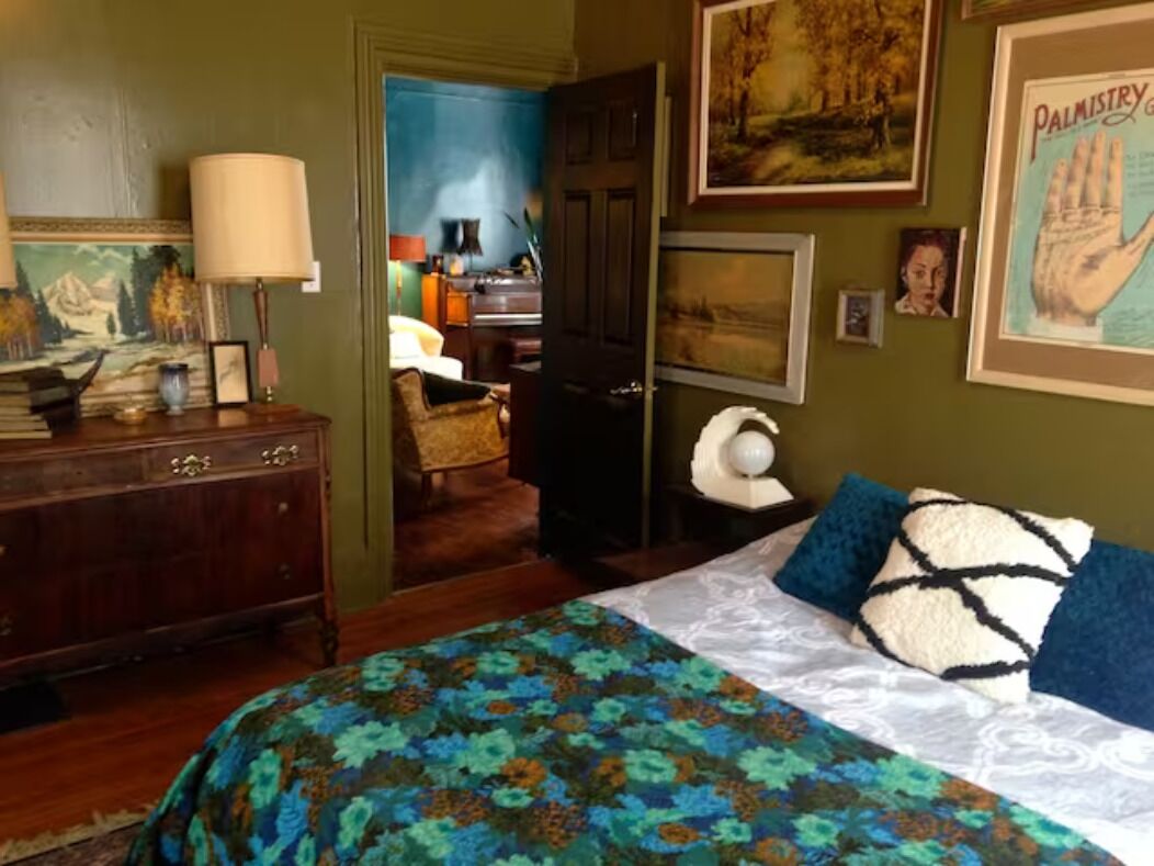 1500 sq foot apartment with cool, bohemian decor; walking distance to the falls!