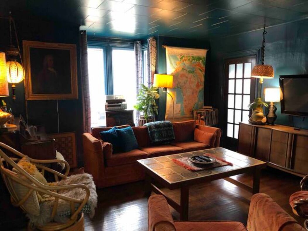 1500 sq foot apartment with cool, bohemian decor; walking distance to the falls!