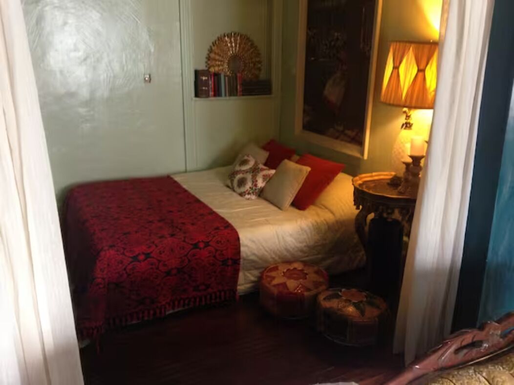 1500 sq foot apartment with cool, bohemian decor; walking distance to the falls!