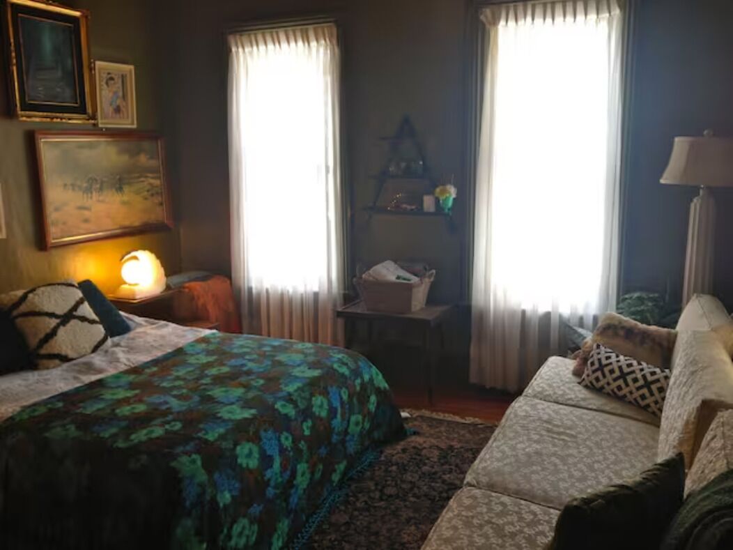 1500 sq foot apartment with cool, bohemian decor; walking distance to the falls!
