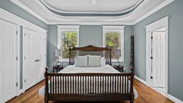 4 makuuhuonetta, tallelokero huoneessa, työpöytä, silitysrauta/-lauta