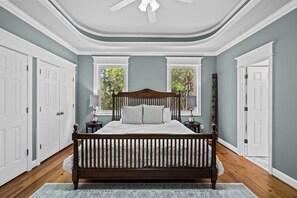 4 makuuhuonetta, tallelokero huoneessa, työpöytä, silitysrauta/-lauta