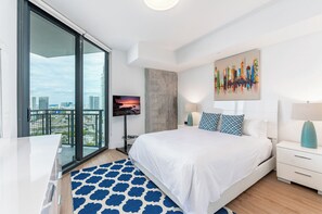 Deluxe appartement, 1 slaapkamer | Hypoallergeen beddengoed, een bureau, een laptopwerkplek