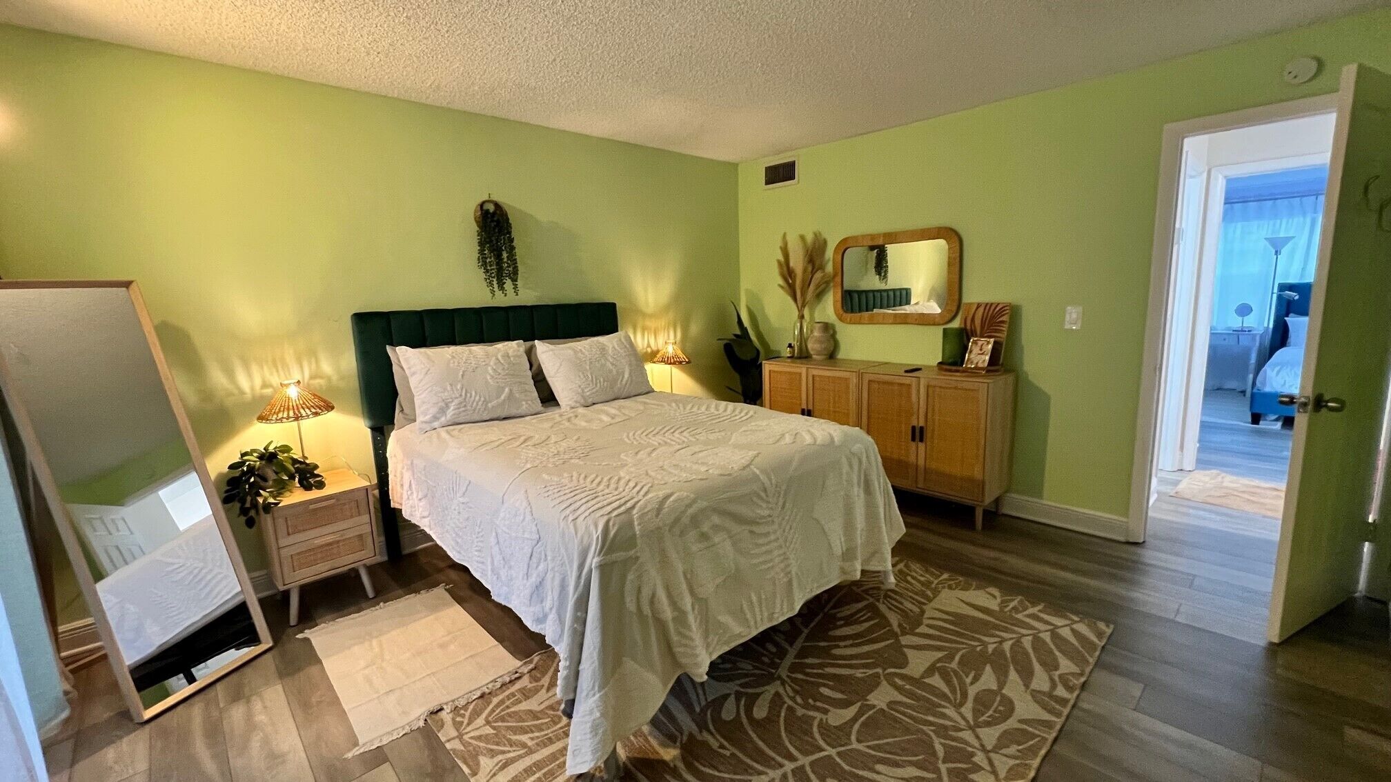 Townhouse that sleeps 8 Close to college/university 15 mins from airport & Mall