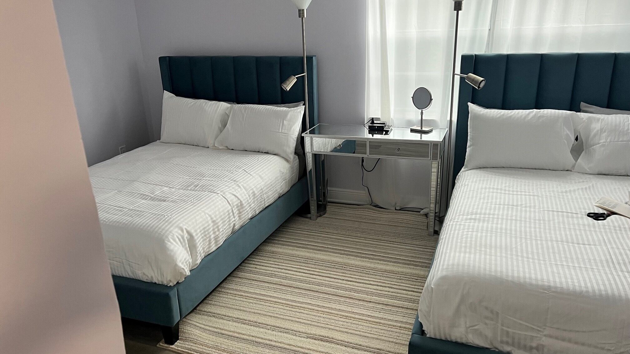 Townhouse that sleeps 8 Close to college/university 15 mins from airport & Mall