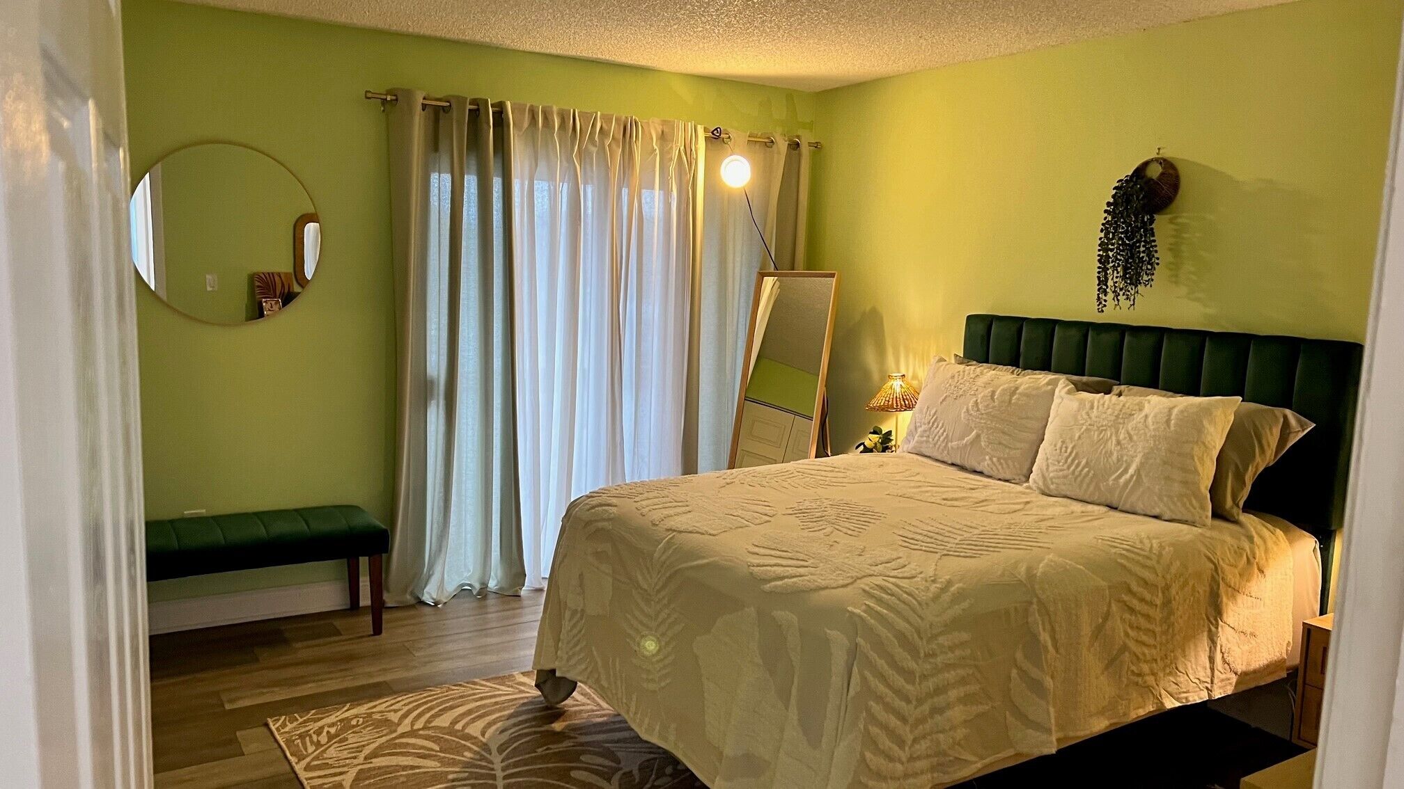 Townhouse that sleeps 8 Close to college/university 15 mins from airport & Mall