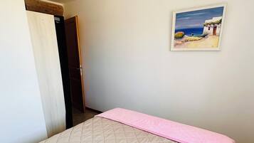 3 quartos, escrivaninha, ferros/tábuas de passar roupa