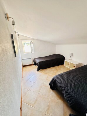 3 bedrooms, desk, iron/ironing board, WiFi (free)