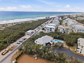 Une zone résidentielle côtière avec des maisons modernes, une route et une plage.