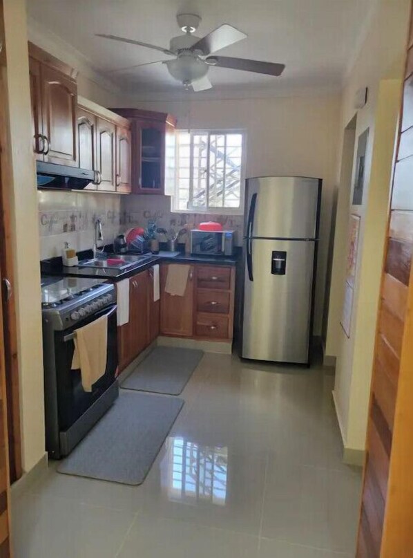 Refrigerador, microondas, horno y parrilla de estufa
