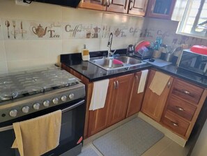 Refrigerador, microondas, horno y parrilla de estufa