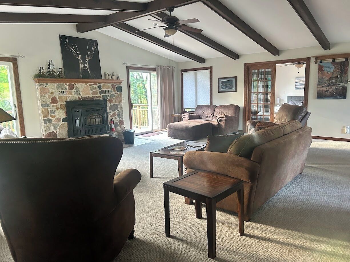 TV connectée, cheminée, livres