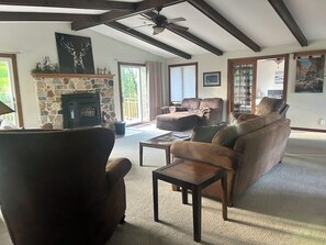 Smart-TV, Kamin, Bücher